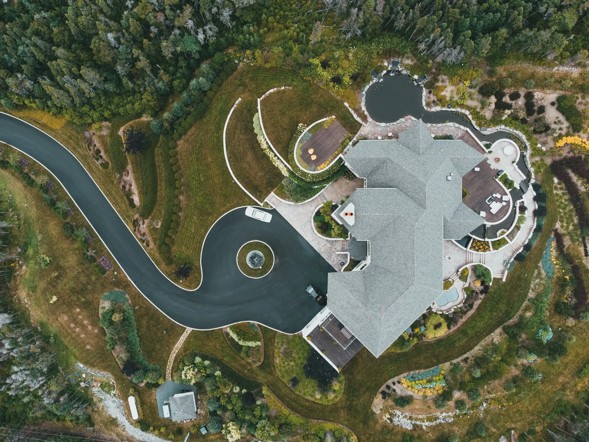 Panorámás prémium zöld kert és elegáns épület légi felvételen